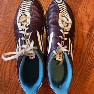 I am selling bowling shoes thank are size 5 1/2 by adidas